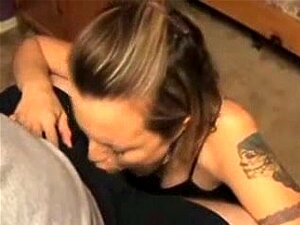Une autre nana sexy avale presque la bite de son mec dans cette vidéo