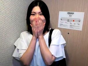 Une MILF amateur bien en chair joue et suce avec une éjaculation