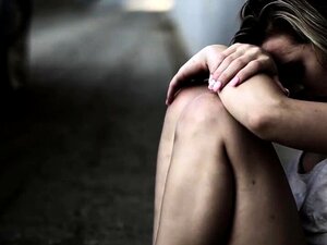 Une petite mignonne sans-abri baisée par une grosse bite d'un homme