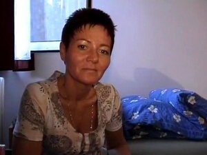 Amatrice européenne aux cheveux courts utilisant un gode, Alishea a