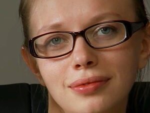 Une prof maigre de 18 ans se déshabille