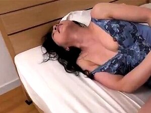 MILF japonaise amateur timide devant la caméra