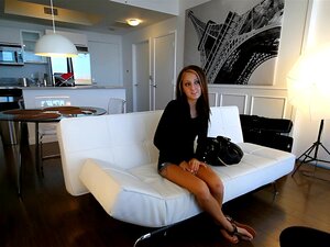 Cette mignonne tatouée de 19 ans, Kendra, est venue en Floride du