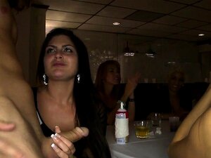 Bachelorette suce des queues en groupe avant l'éjaculation faciale