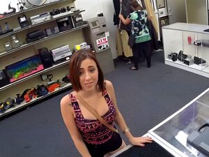 Une fille désespérée aux gros seins veut récupérer son objet,