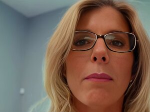 Laissez-vous tenter par le plaisir coupable de voir la séduisante