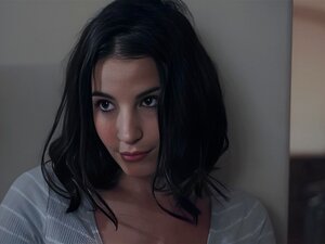 La mignonne aux gros seins se rend dans la chambre de sa demi-soeur