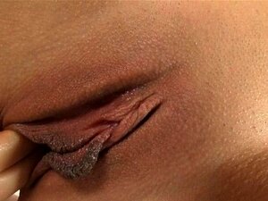 Une geisha sauvage a besoin d'être ravie. Une geisha charmante a de