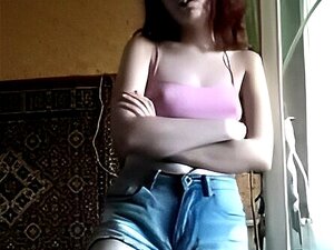 Laissez-vous aller au plaisir ultime avec une cam girl séduisante qui