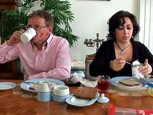 Regardez une femme de ménage indienne en uniforme faire plaisir à un