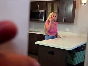 La mignonne demi-sœur aux gros seins naturels Skylar Vox avait besoin