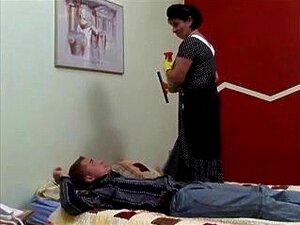 Mamie nettoie la bite fraîche des mecs