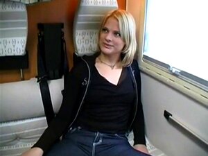 Une fille suédoise baisée dans un train. Une fille suédoise baisée