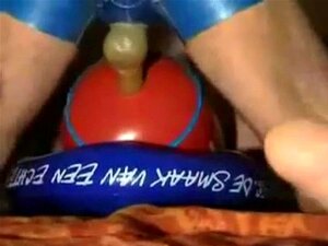 Baise avec les couilles en caoutchouc. Baise avec les couilles en