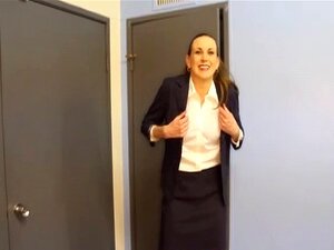 Une MILF chaude veut une éjaculation faciale