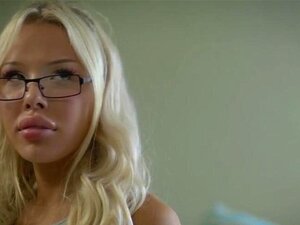 Regarde une femme trans à gros seins se faire enculer par son