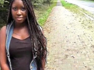 Vraie salope noire dans la rue par oopscams