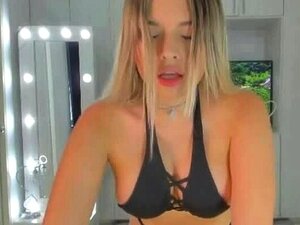Une cam girl se déshabille de son bikini