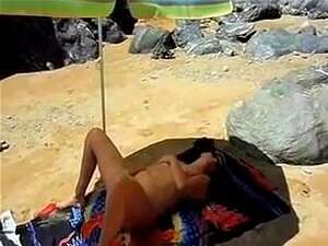 lisa se masturbe sur une plage publique, sa femme amateur Lisa a un