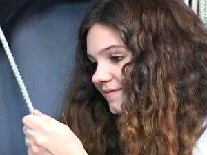 Une nana dans le cul en manque se fait fesser et stimuler brutalement