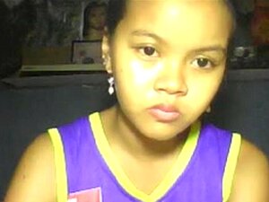 UNE FEMME PHILIPPINE D'UN AN MONTRE SES NICHONS EN CAM