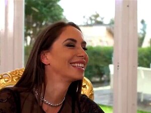 Sous la supervision de Rocco Siffredi, deux jumelles chaudes Malena