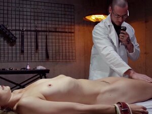 Blonde aux longues jambes attachée à la table et dominée par