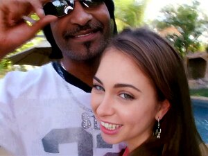 Brunette babe gobe et tire une bite noire charnue à l'extérieur
