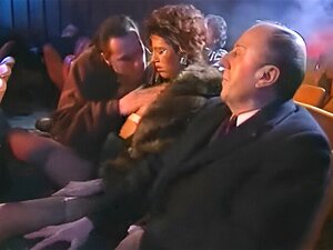 Salope aime le sexe en gangbang dans un cinéma, regarde ce que j'ai