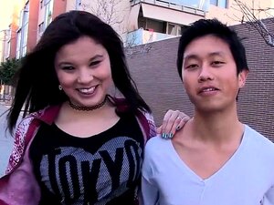 Une star du porno asiatique baise des mecs espagnols et chinois tout