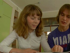 Aglaya, bien foutue, baise avec une trique. Une fille ambitieuse a