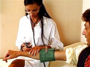 Frau Dr. analement scannée par une grosse bite