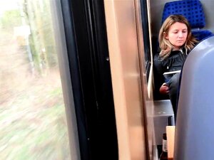 Découvrez une chaude amatrice qui se masturbe en public devant la