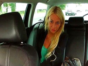 Une mignonne amateur russe se fait piéger par un taxi