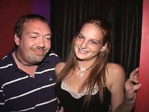 La mignonne rousse Nikki couverte de sperme dans un théâtre porno