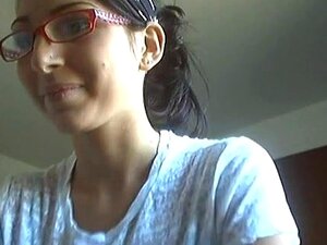 Gâterie au gode bleu pour une chatte amateur, une très mignonne nana