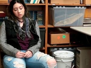 Petite voleuse BBW attrapée et baisée par son beau-père officier