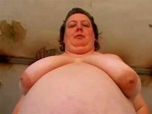 Une belle grand-mère SSBBW jouant en solo