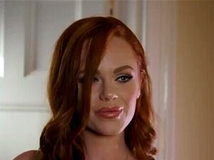 BABES - Ella Hughes se fait pilonner par un gros chibre noir et cuck