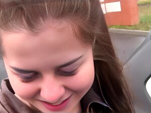 Agent Public Jeune Russe Lèche Les Jambes Pour De L'Argent