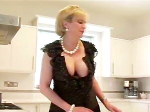 Découvrez l'art sensuel d'une superbe blonde mature explorant ses