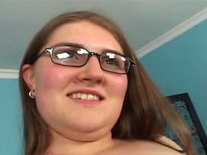 mignonne poilue avec des lunettes
