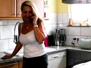 Laissez-vous tenter par une MILF allemande torride, dotée de gros