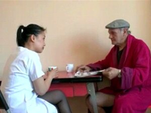 Papa 69ing une petite fille asiatique. Papa 18 ans