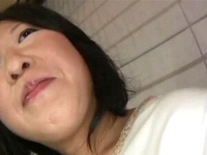 Une mature se fait remplir la chatte d'une creampie. Une mature bien