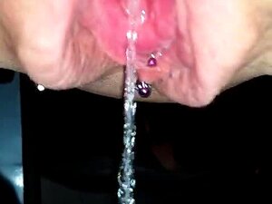 Grosses lèvres de chatte qui pissent
