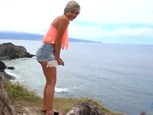 Makenna Blue veut ses pieds couverts de ta foutre
