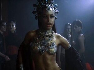 Aaliyah sexy - Reine des Damnés 2002. Aaliyah dans une scène sexy de