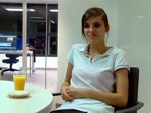 Son voisin était un pervers ! Comment Ainara l'a baisé