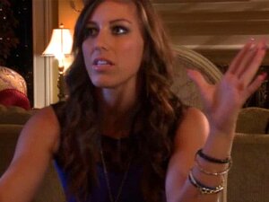 La brune se fait gicler de sperme. La brune se gicle de sperme après